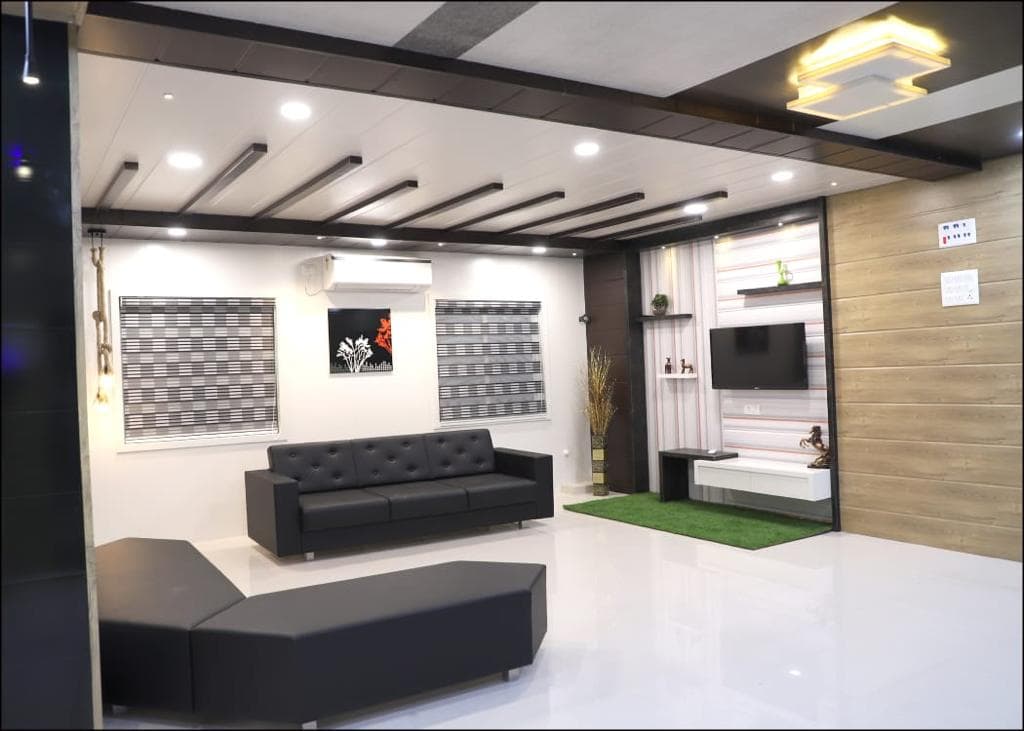 Living room with media wall, sofa and PVC ceiling composition.
